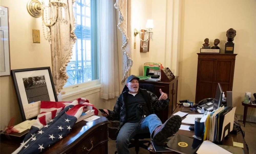 Καπιτώλιο: Διαδηλωτής με τα πόδια στο γραφείο της Νάνσι Πελόζι (φωτο)